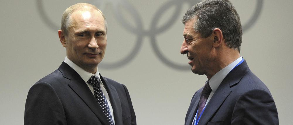 Russlands Präsident Wladimir Putin (l.) mit Dmitri Kosak (r.) in Sotschi