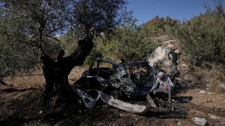 28.10.2025, Palästinensische Gebiete, Kafr Qud: Palästinenser inspizieren den Ort, an dem die israelische Polizei nach eigenen Angaben drei militante Palästinenser tötete, als sie aus einer Höhle in Kafr Qud in der Nähe der Stadt Dschenin im Westjordanland kamen.