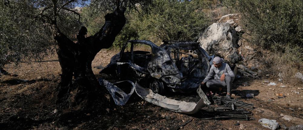 28.10.2025, Palästinensische Gebiete, Kafr Qud: Palästinenser inspizieren den Ort, an dem die israelische Polizei nach eigenen Angaben drei militante Palästinenser tötete, als sie aus einer Höhle in Kafr Qud in der Nähe der Stadt Dschenin im Westjordanland kamen.
