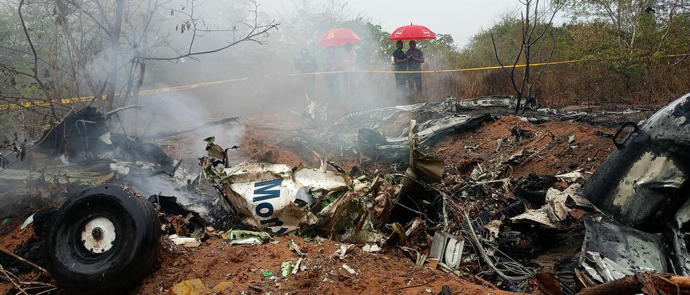 Kenianische Beamte untersuchen die Absturzstelle.