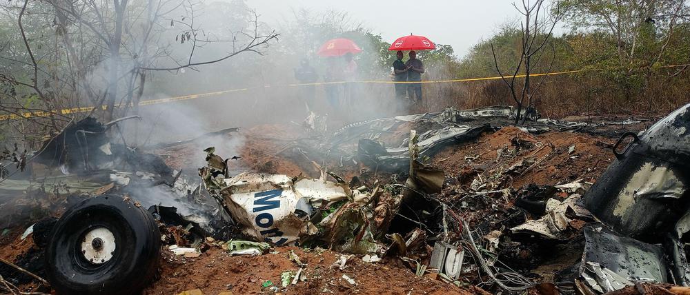 Kenianische Beamte inspizieren die Absturzstelle eines Flugzeugs in der Nähe von Diani.