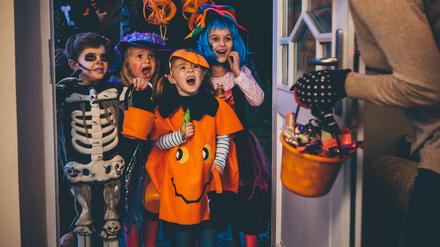 Süßes oder Saaaauuuuures: Dabei mögen kostümierte Kinder Zitronen gar nicht so sehr.
