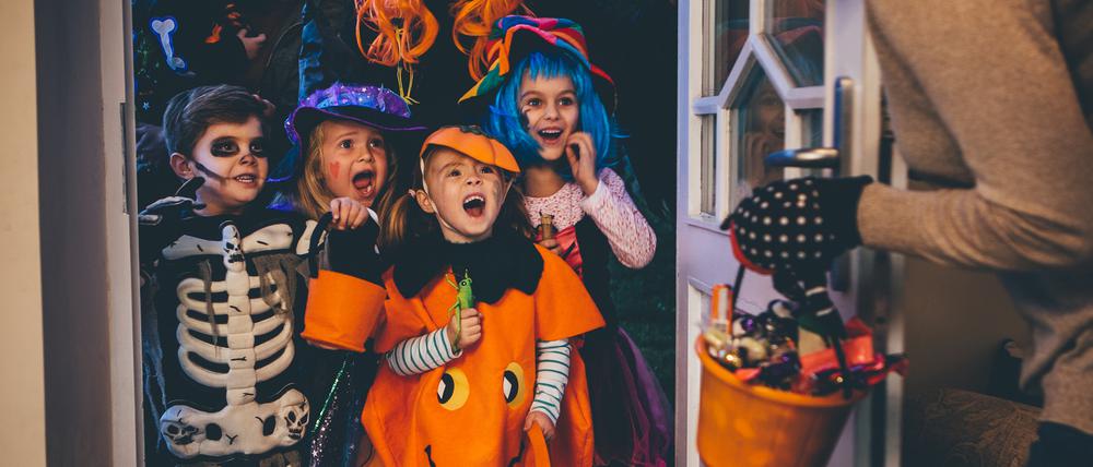 Süßes oder Saaaauuuuures: Dabei mögen kostümierte Kinder Zitronen gar nicht so sehr.