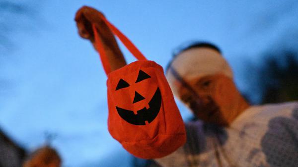 Kostümierte Kinder mit Taschen für Süßigkeiten ("Süßes oder Saures") ziehen am Halloween-Abend durch die Stadt. Als Halloween wird die Feier des Vorabends vom Allerheiligenfest in der Nacht vom 31.10. zum 1.11. bezeichnet. +++ dpa-Bildfunk +++