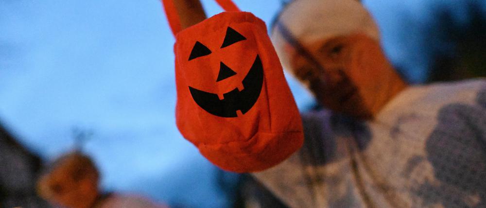 Kostümierte Kinder mit Taschen für Süßigkeiten ("Süßes oder Saures") ziehen am Halloween-Abend durch die Stadt. Als Halloween wird die Feier des Vorabends vom Allerheiligenfest in der Nacht vom 31.10. zum 1.11. bezeichnet. +++ dpa-Bildfunk +++