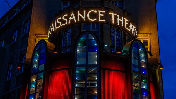 Auf dass die Lichter nicht ausgehen. Die Fassade des Renaissance Theaters in Charlottenburg.