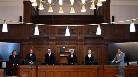 Gegen mutmaßliche Mitglieder einer Bande wird wegen Betrugs mit angeblich wertvollen Büchern verhandelt.