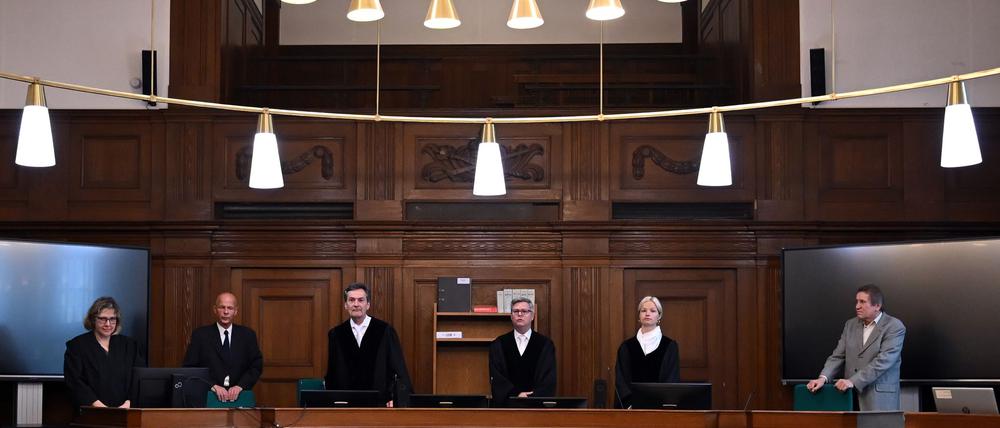 Gegen mutmaßliche Mitglieder einer Bande wird wegen Betrugs mit angeblich wertvollen Büchern verhandelt.