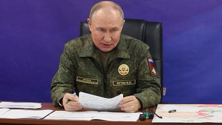 Wladimir Putin bei dem Besuch eines Kommandopostens der Streitkräfte.