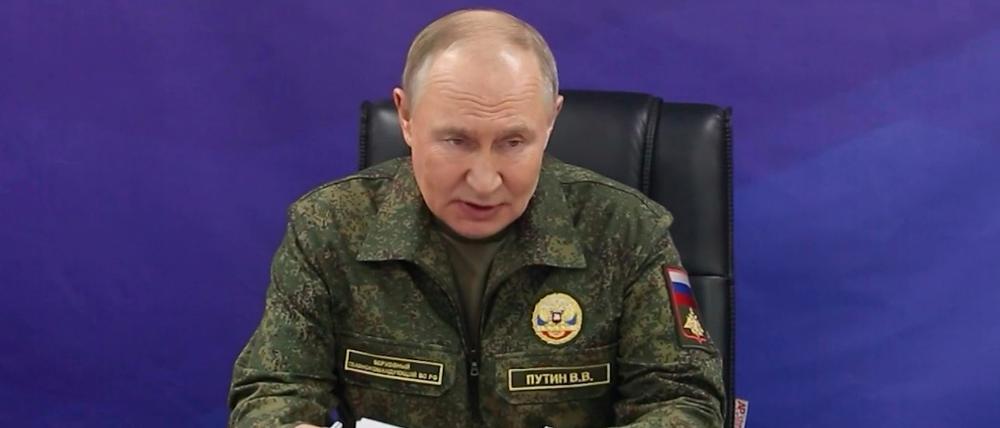 Wladimir Putin bei dem Besuch eines Kommandopostens der Streitkräfte.