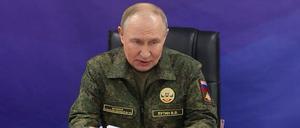 Wladimir Putin bei dem Besuch eines Kommandopostens der Streitkräfte.