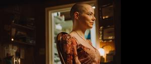 Draußen der Girl-Boss, im Keller einem ausgeliefert: Biotech-CEO Michelle Fuller (Emma Stone) redet um ihr Leben.