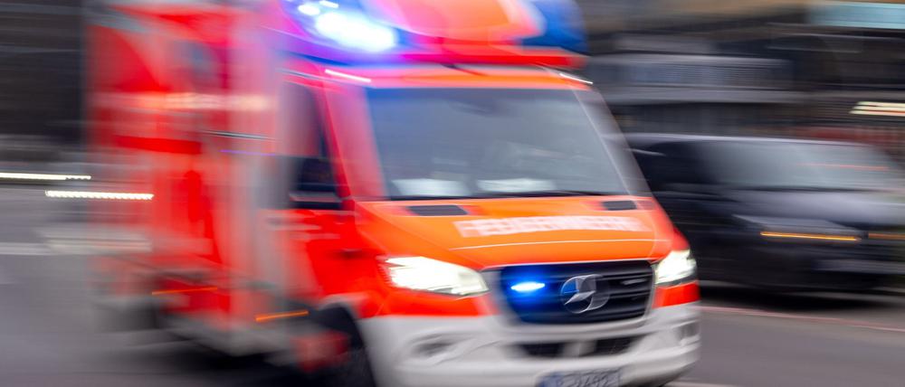 ARCHIV - 08.02.2024, Berlin: Ein Rettungswagen der Feuerwehr fährt mit Blaulicht zum Einsatz (Aufnahme mit Langzeitbelichtung). (zu dpa: «Seniorin fährt Polizist während Verkehrskontrolle an») Foto: Monika Skolimowska/dpa +++ dpa-Bildfunk +++