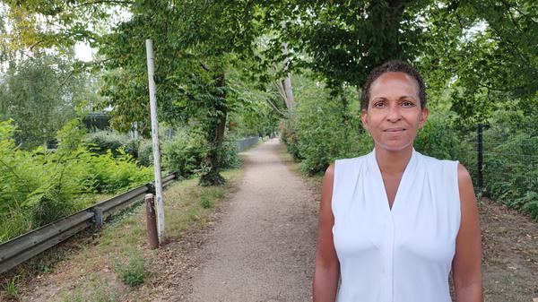 Esi Schimming-Chase, die Tochter der ehemaligen Studentin der Freien Universität und Botschafterin Namibias in Deutschland, Nora Schimming, auf dem Weg durch einen Dahlemer Grünzug. Der Vorschlag liegt auf dem Tisch der BVV, den Weg in Nora-Schimming-Promenade zu benennen.