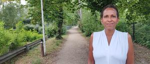 Esi Schimming-Chase, die Tochter der ehemaligen Studentin der Freien Universität und Botschafterin Namibias in Deutschland, Nora Schimming, auf dem Weg durch einen Dahlemer Grünzug. Der Vorschlag liegt auf dem Tisch der BVV, den Weg in Nora-Schimming-Promenade zu benennen.