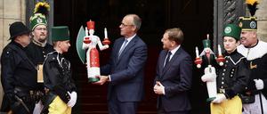 Kanzler Friedrich Merz wird von Vertretern des Bergmannsmusikkorps Sachsen in Dresden begrüßt.