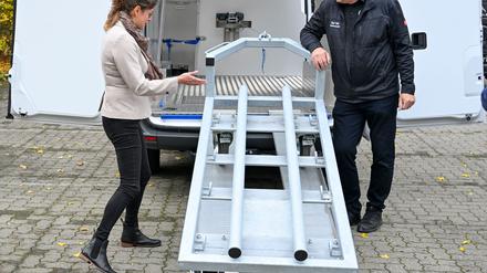 Das mobile Schlachtfahrzeug soll eine tierschonende Schlachtung direkt im Stall oder auf der Weide ermöglichen. 