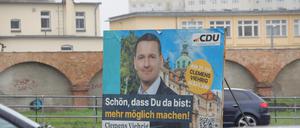 Wahlplakate sind noch zwei Wochen nach der Stichwahl in Potsdam zu finden.