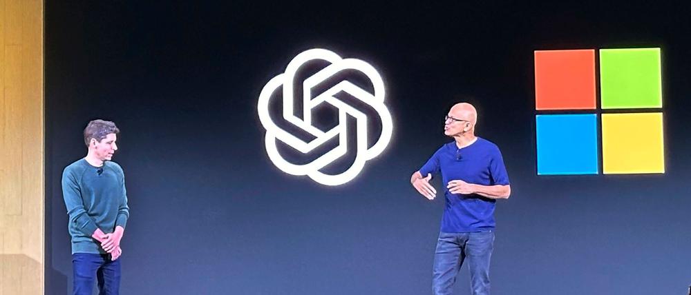 Microsoft-Chef Satya Nadella (rechts im Bild) war ein früher Unterstützer von OpenAI und des Mitgründers Sam Altman. (Archivbild)