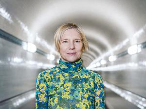 Autor*in Aiki Mira will neue Narrative für Zukunftsromane, weg von den alten Heldenmythen. 