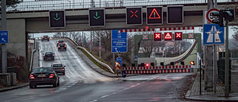 Berlin Reinickendorf OT Tegel, Berufsverkehr auf der Stadtautobahn Autobahn A 111 vor dem Tunnel Flughafen Tegel morgendliche Sperrung der Zufahrt Antonienstraße Verkehr *** Berlin Reinickendorf OT Tegel, rush-hour traffic on the city motorway A 111 before the tunnel Tegel Airport morning closure of the access Antonienstraße Traffic