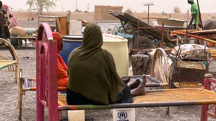 Geflüchtete Frauen aus dem  dem Sudan mit ihrer Habe. Der Machtkampf im Sudan, der seit Mitte April 2023 andauert, hat die nach UN-Angaben weltweit größte Flüchtlingskrise mit mehr als zwölf Millionen Geflüchteten ausgelöst.