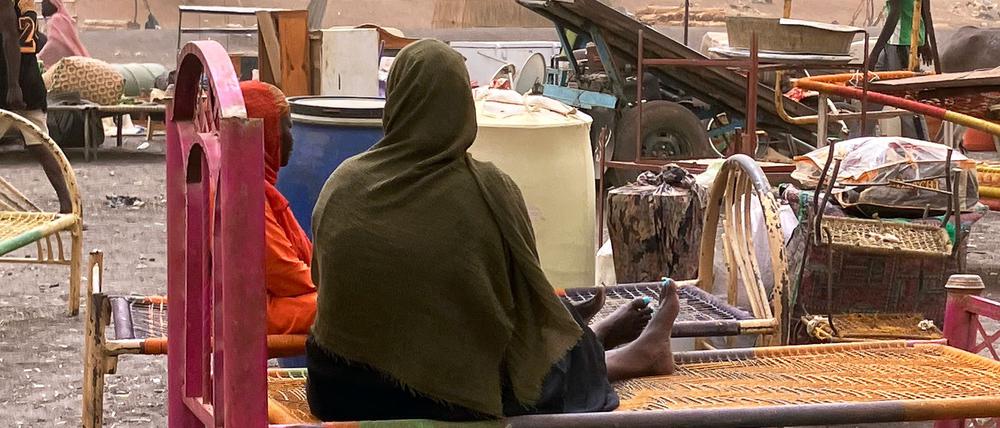 Geflüchtete Frauen aus dem  dem Sudan mit ihrer Habe. Der Machtkampf im Sudan, der seit Mitte April 2023 andauert, hat die nach UN-Angaben weltweit größte Flüchtlingskrise mit mehr als zwölf Millionen Geflüchteten ausgelöst.