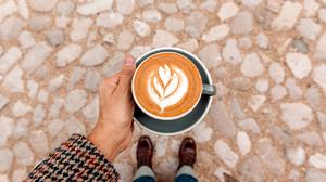 Eine Tasse Kaffee mit Milchschaum.