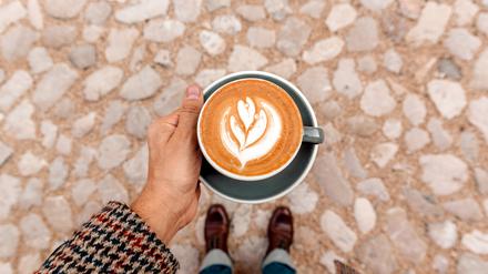 Eine Tasse Kaffee mit Milchschaum.