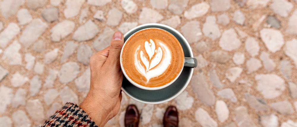 Eine Tasse Kaffee mit Milchschaum.