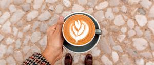 Eine Tasse Kaffee mit Milchschaum.