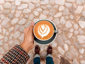 Eine Tasse Kaffee mit Milchschaum.