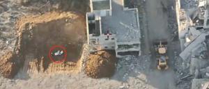 Videoaufnahmen einer Drohne zeigen, wie Hamas-Kämpfer einen Leichensack in Gaza-Stadt verscharren. 