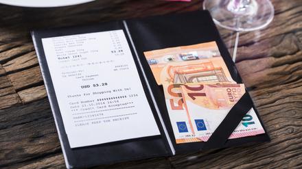 Zahlungswirrwarr. Deutsche splitten gern die Rechnung genau auf.