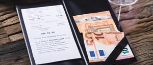 Zahlungswirrwarr. Deutsche splitten gern die Rechnung genau auf.