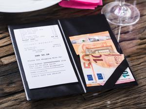 Zahlungswirrwarr. Deutsche splitten gern die Rechnung genau auf.