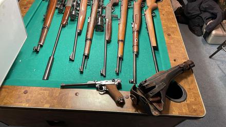 Waffen liegen in einem versteckten Raum, den Fahnder im Haus eines mutmaßlichen Waffenhändlers gefunden haben. Nach der Razzia gegen illegale Waffenhändler in Remscheid sind die Ermittler auf einen weiteren geheimen Raum voller Waffen gestoßen.