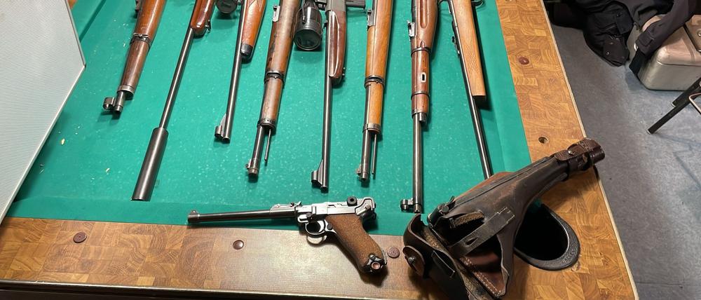 Waffen liegen in einem versteckten Raum, den Fahnder im Haus eines mutmaßlichen Waffenhändlers gefunden haben. Nach der Razzia gegen illegale Waffenhändler in Remscheid sind die Ermittler auf einen weiteren geheimen Raum voller Waffen gestoßen. 