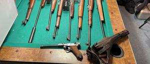 Waffen liegen in einem versteckten Raum, den Fahnder im Haus eines mutmaßlichen Waffenhändlers gefunden haben. Nach der Razzia gegen illegale Waffenhändler in Remscheid sind die Ermittler auf einen weiteren geheimen Raum voller Waffen gestoßen.