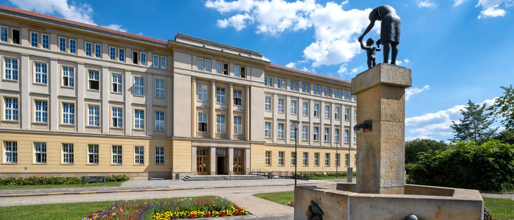 Trinkbrunnen von Jürgen von Woyski vor dem Rathaus von Eisenhüttenstadt.