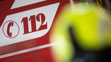 «112» steht auf einem Einsatzwagen der Feuerwehr. (Symbolbild)