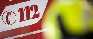 «112» steht auf einem Einsatzwagen der Feuerwehr. (Symbolbild)