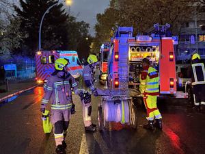 Einsatzkräfte am Löschfahrzeug vor dem Haus in der Habersaathstraße.