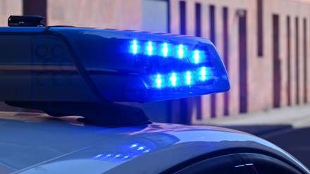 Ein Polizeifahrzeug fährt mit Blaulicht durch die Potsdamer Innenstadt. (Symbolbild)