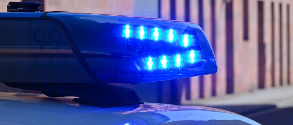 Ein Polizeifahrzeug fährt mit Blaulicht durch die Potsdamer Innenstadt. (Symbolbild)