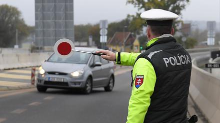 Ein Polizist winkt einen Autofahrer zur Kontrolle heran. Künftig sollen sich nicht nur Autofahrer, sondern auch Fußgänger an Tempolimits halten. (Symbolbild)