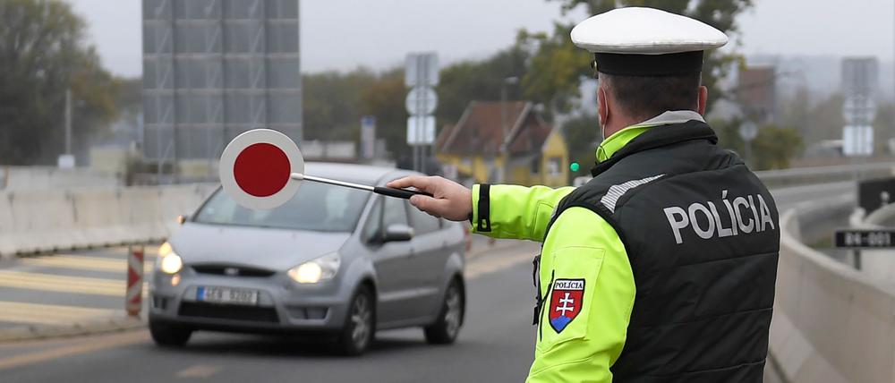 Ein Polizist winkt einen Autofahrer zur Kontrolle heran. Künftig sollen sich nicht nur Autofahrer, sondern auch Fußgänger an Tempolimits halten. (Symbolbild)