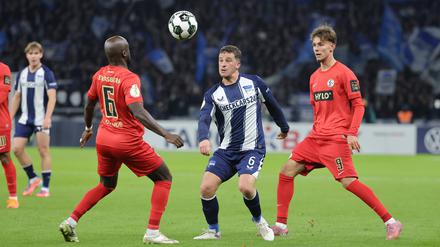 Diego Demme (Mitte) leitete mit einem überlegten Pass das 1:0 für Hertha BSC ein.