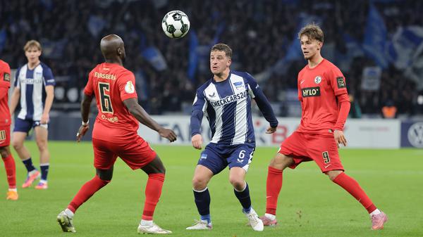 Diego Demme (Mitte) leitete mit einem überlegten Pass das 1:0 für Hertha BSC ein.