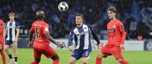 Diego Demme (Mitte) leitete mit einem überlegten Pass das 1:0 für Hertha BSC ein. 